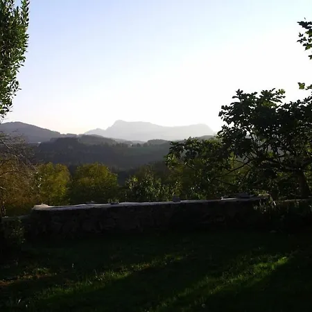 Etxetxobarri, Caserio Independiente Con Vistas A La Cresteria De Anboto *