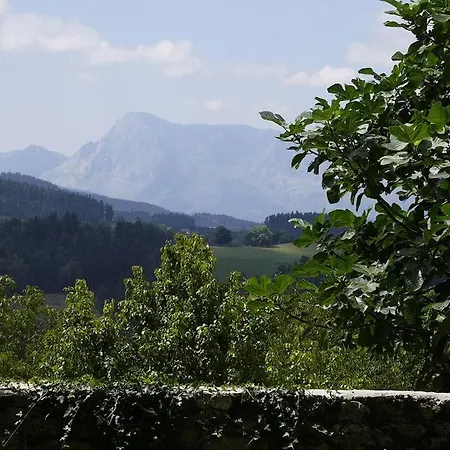 Etxetxobarri, Caserio Independiente Con Vistas A La Cresteria De Anboto Eguia