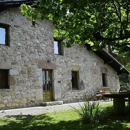 Etxetxobarri, Caserio Independiente Con Vistas A La Cresteria De Anboto *