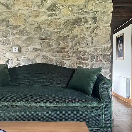 Etxetxobarri, Caserio Independiente Con Vistas A La Cresteria De Anboto